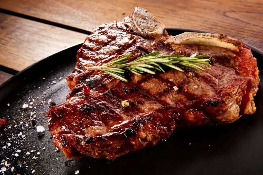 T-bone-steak-a-la-parrilla-con-sal-pimienta-y-romero-scaled-1.webp