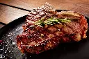 T-bone-steak-a-la-parrilla-con-sal-pimienta-y-romero-scaled-1.webp